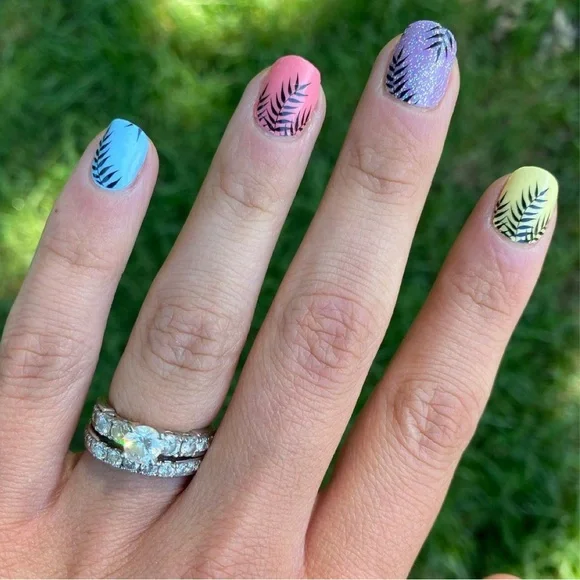 *Retired* Color Street: Palm Before the Storm | Tropical Summer Beach Palm Tree - Picture 5 of 12